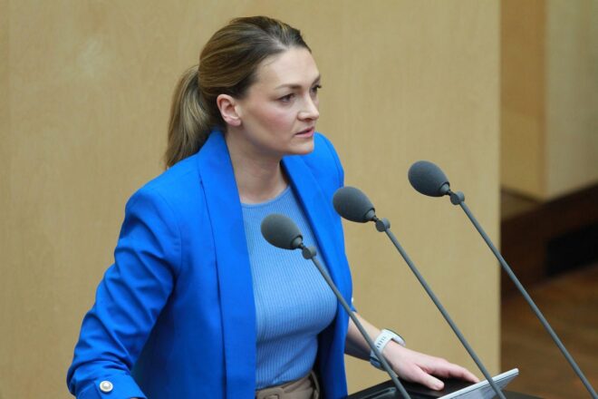 Bayerns Gesundheitsministerin wirbt für mehr Aufklärung über Endometriose