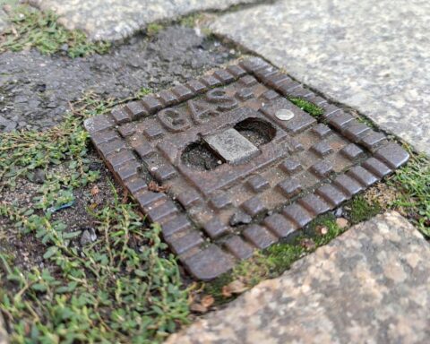 Bild einer Gas-Straßenkappe mit Fokus auf erneuerbare Energien und Geothermie in Bayern.