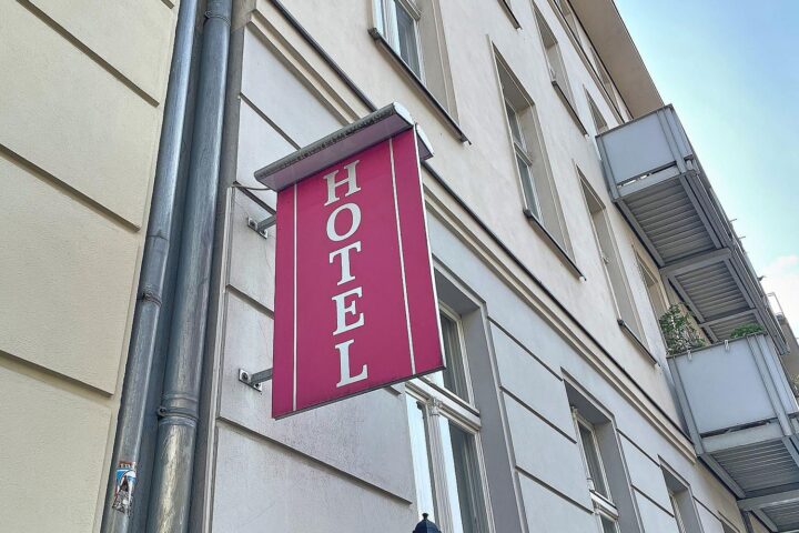 Ein belebtes Hotel mit Gästen, das die steigenden Übernachtungszahlen in Deutschland symbolisiert.