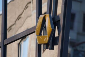 Commerzbank-Logo mit Fokus auf Mitarbeitersicherung während Übernahmeprüfung durch Unicredit.