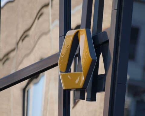 Commerzbank-Logo mit Fokus auf Mitarbeitersicherung während Übernahmeprüfung durch Unicredit.