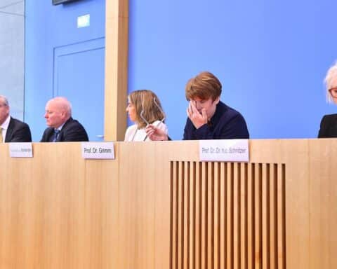 Bundesregierung entscheidet über neuen Wirtschaftsweisen: Gabriel Felbermayr als Wunschkandidat im Gespräch.