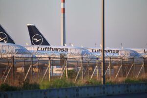 Lufthansa-Flugzeuge am Boden, symbolisieren Auswirkungen des Iran-Kriegs auf die Luftfahrtbranche.