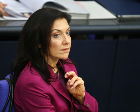 Wirtschaftsministerin Reiche diskutiert flexible Ansätze für das EU-Klimaziel auf Energiemesse.