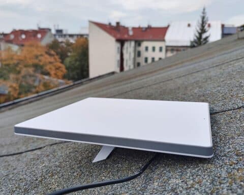 Starlink-Satelliten mit Smartphones, symbolisierte Innovation im Mobilfunkbereich und Wettbewerb für Anbieter.