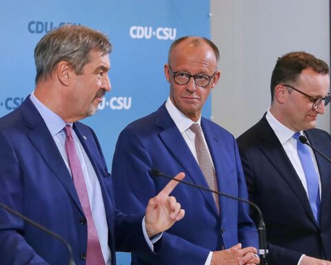 Politiker diskutieren Reformstrategien in Berlin: Merz, Söder, Spahn und Linnemann bei vertraulichem Treffen.
