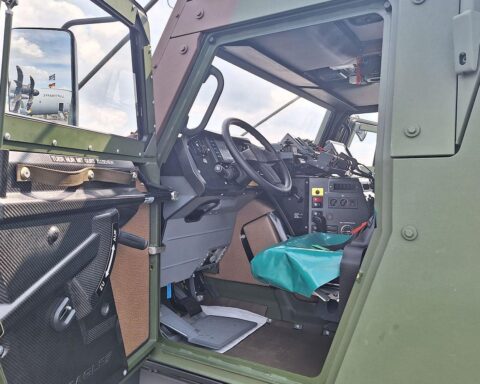 Sanitätsfahrzeug der Bundeswehr, symbolisiert Probleme des neuen Funksystems und sicherheitsrelevante Mängel.