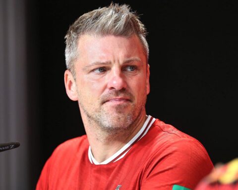 Ein enttäuschter Fußballtrainer, der nach einer Niederlage und Abstiegsängsten abgesetzt wird.