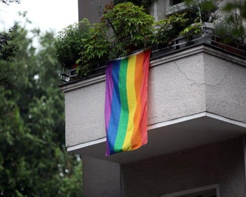 Regenbogenfahne symbolisiert queere Sicherheit und Vielfalt in Berlin nach neuer Landesstrategie.