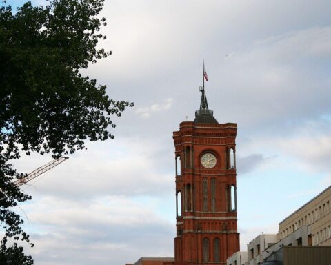 Rotes Rathaus in Berlin, Symbol für kulturelle Projekte und kreative Zusammenarbeit in der Stadt.