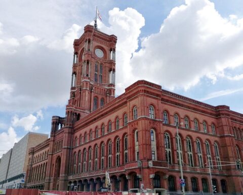 Rotes Rathaus in Berlin symbolisiert Innovationspartnerschaft zwischen Berlin und Albanien für Startups.