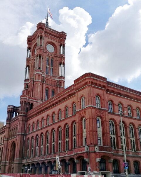 Rotes Rathaus in Berlin symbolisiert Innovationspartnerschaft zwischen Berlin und Albanien für Startups.