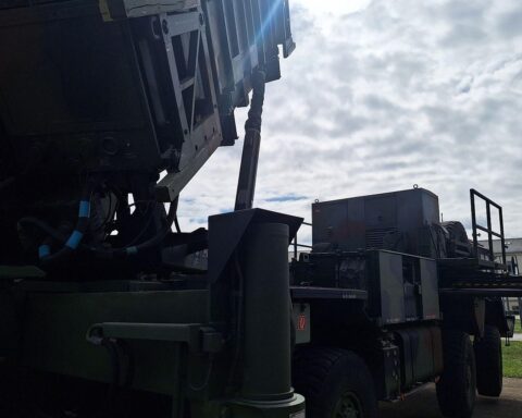 Patriot-Raketensystem zur Luftverteidigung; symbolisiert Rüstungslieferungen an Golfstaaten und Ukraine.