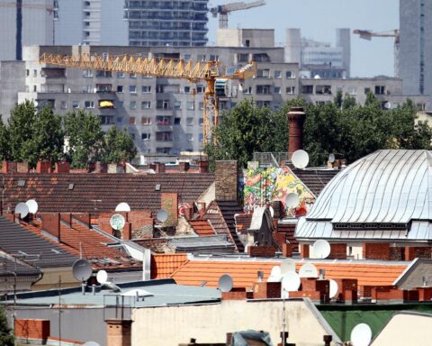 Dächer von Berlin-Kreuzberg, symbolisieren wirtschaftliches Wachstum und urbanes Leben in der Hauptstadt.