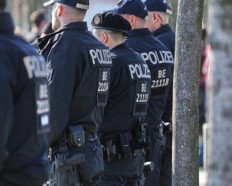 Betrunkene Fahrerin rammt parkende Autos; Polizei sucht Zeugen und ermittelt.