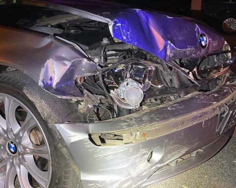 Alkoholisierter Autofahrer flüchtet nach Unfall, drei Verletzte, stark beschädigter BMW im Fokus.