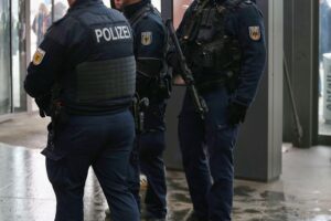 Ein stark betrunkener Mann wird von der Bundespolizei am Hamburger Hauptbahnhof festgenommen.