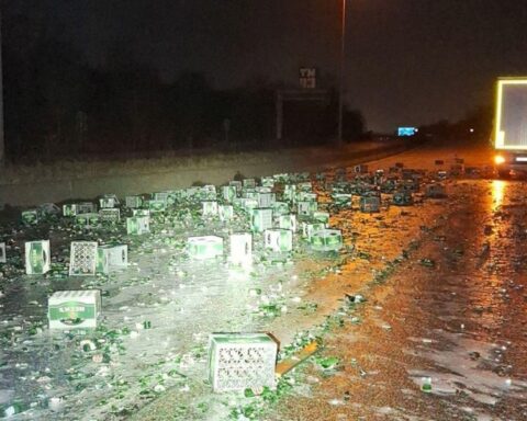 Ein Lkw-Unfall auf der Autobahn mit verstreuten Bierkästen und zerbrochenen Flaschen.