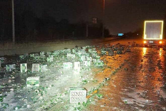 Bierkisten stürzen von Lkw auf Bremer Autobahn