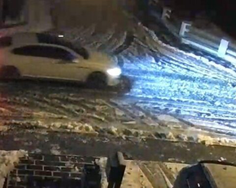 Weißer VW Arteon als Fluchtfahrzeug, mit Schmuckstücken zur Identifikation. Hinweise erwünscht!