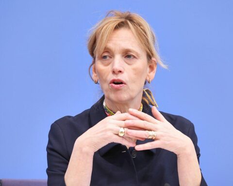 Karin Prien im Klassenzimmer, diskutierend über altersgerechte politische Bildung und Iran-Krieg.