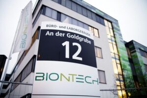 Biontech-Geldgeber wollen in neue Sahin-Türeci-Firma investieren Zwillingsbrüder, Biotech-Investoren, Unterstützung für Gründer, ernste Geschäftsatmosphäre, Zukunft der Medizin, Biontech.