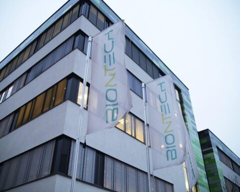 Zwei Unternehmer im Labor, die innovative Technologien im Bereich mRNA und KI entwickeln.