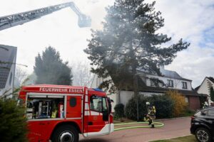 Doppelhaushälfte brennt, Feuerwehr im Einsatz, verletzter Mann, erheblicher Sachschaden, Einsatzkräfte aktiv.