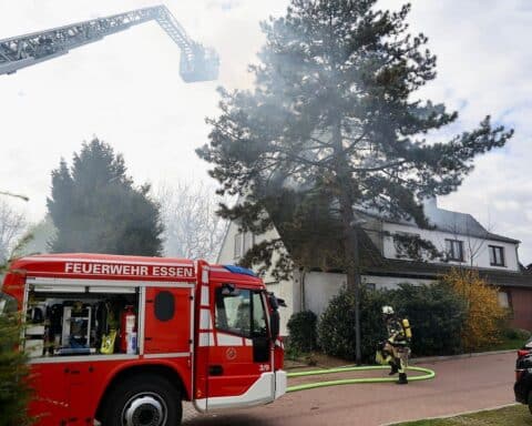 Doppelhaushälfte brennt, Feuerwehr im Einsatz, verletzter Mann, erheblicher Sachschaden, Einsatzkräfte aktiv.