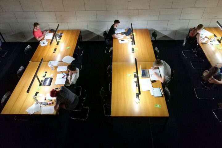 Studenten lernen in einer Bibliothek, während Brandenburg Hochschulen wettbewerbsfähiger machen will.