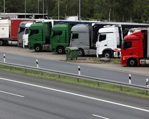 Lkw transportiert Waren auf Straße, symbolisiert Brandenburgs wachsenden Export und Handel.