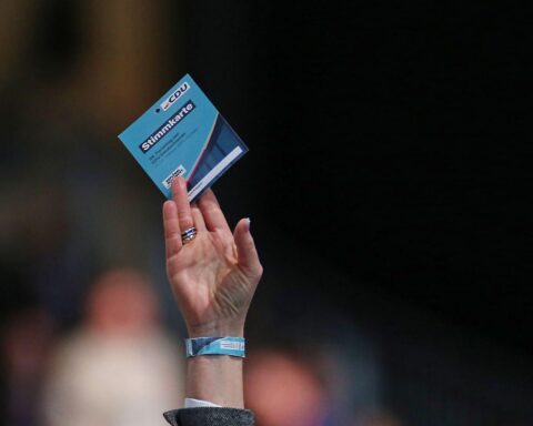 CDU-Mitglieder stimmen Koalitionsvertrag mit SPD im Parteitag auf große Mehrheit zu.