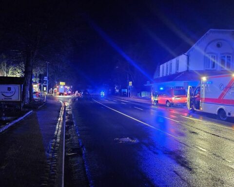 Feuerwehr im Einsatz, Löscharbeiten an Brandstelle in einer Bank, Rauch und Einsatzkräfte.