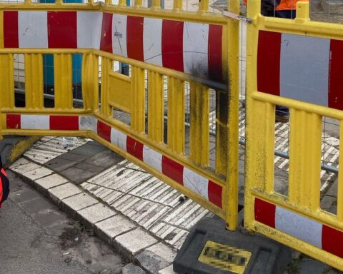 Pedelecfahrerin kollidiert mit Baustellenabsperrung, verletzt ohne Helm, technische Probleme betont.