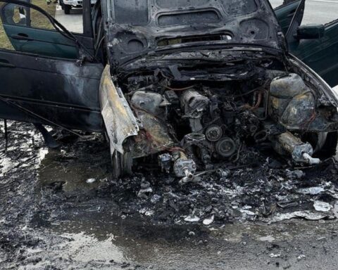 Brennender PKW auf Autobahn verursacht Böschungsbrand, Feuerwehr bekämpft Flammen und sucht Glutnester.