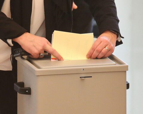 Wahlurne mit Briefwahlunterlagen, symbolisch für die bevorstehende Oberbürgermeister-Stichwahl in Bayreuth.