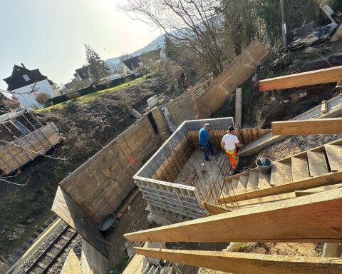Bauarbeiten an einer Rad- und Fußwegbrücke in Koblenz, Fortschritt und Schalungsarbeiten sichtbar.