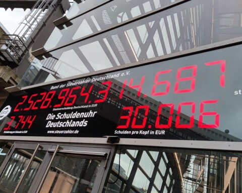 Eine Schuldenuhr, die symbolisch für die Kosten und finanzielle Verantwortung steht.