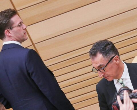 Manuel Hagel und Cem Özdemir diskutieren über politische Machtteilung in Baden-Württemberg.