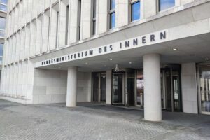 Das Bild zeigt das Bundesinnenministerium in Berlin, symbolisiert politische Entscheidungen und Demokratieprojekte.