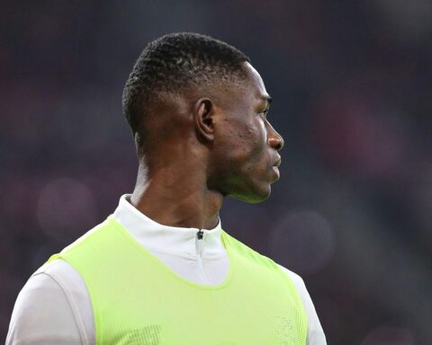 Bayer Leverkusens Spieler jubelt nach entscheidendem Tor gegen Hamburger SV im Bundesliga-Spiel.