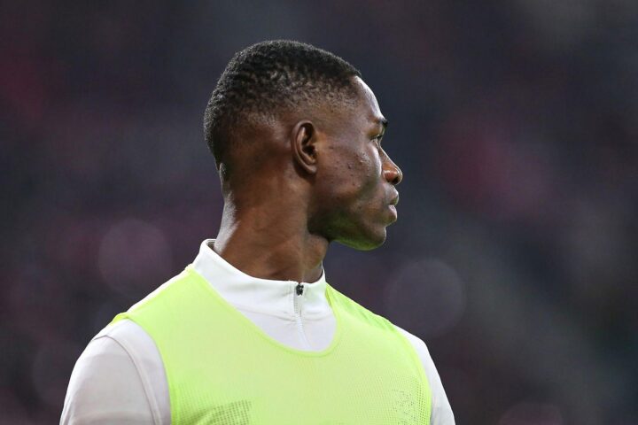 Bayer Leverkusens Spieler jubelt nach entscheidendem Tor gegen Hamburger SV im Bundesliga-Spiel.