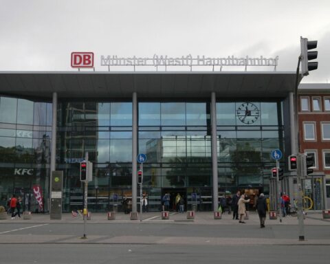 Hauptbahnhof Münster: Polizei nimmt gesuchte Personen fest, Haftbefehle wegen Diebstahl und Betrug.