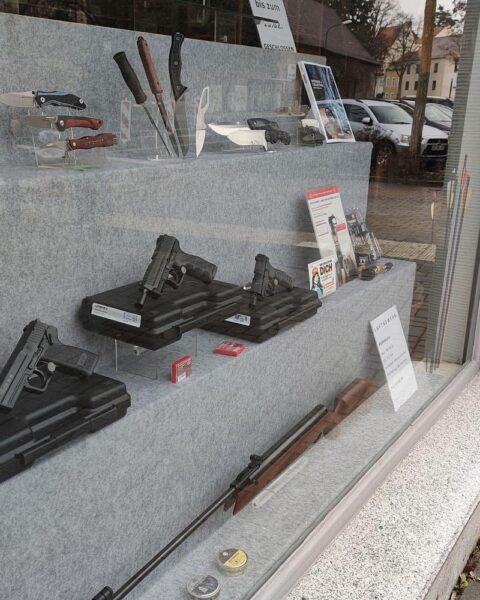 Waffenlager mit Messern und Schusswaffen, gesichert von Polizei in Stralsund.