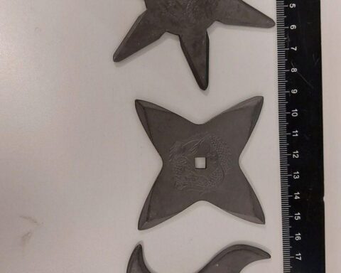 Wurfsterne im Gepäck eines Reisenden, konfisziert von der Bundespolizei am Flughafen Köln/Bonn.