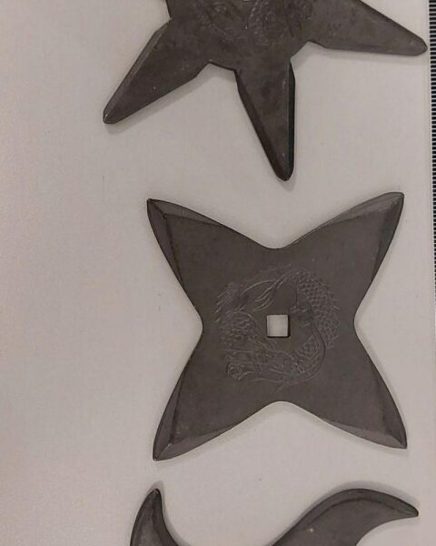 Wurfsterne im Gepäck eines Reisenden, konfisziert von der Bundespolizei am Flughafen Köln/Bonn.