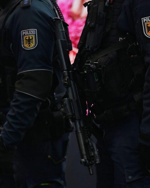 Drei Männer werden von der Bundespolizei am Flughafen Frankfurt wegen falscher Reiseunterlagen kontrolliert.
