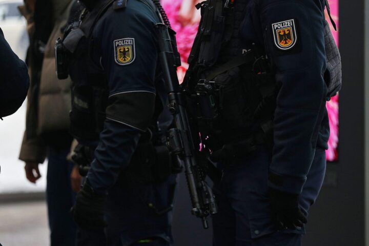 Drei Männer werden von der Bundespolizei am Flughafen Frankfurt wegen falscher Reiseunterlagen kontrolliert.