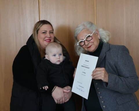 Olga und Levi Dingis erhalten Ehrenpatenschaftsurkunde von Bürgermeisterin Sorya Lippert in Schweinfurt.