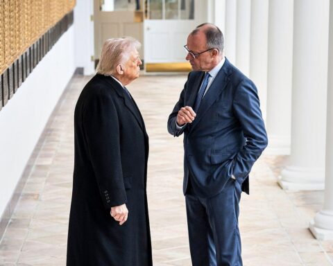 Donald Trump und Friedrich Merz bei Begegnung zur Diskussion über Deutschlandbesuch 2026.